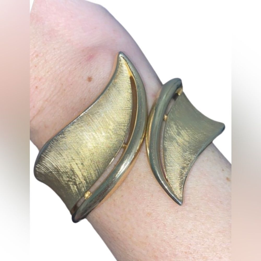 Singed Crown Trifari Hinge Cuff Gold Tone Bracelet Rare 1960s